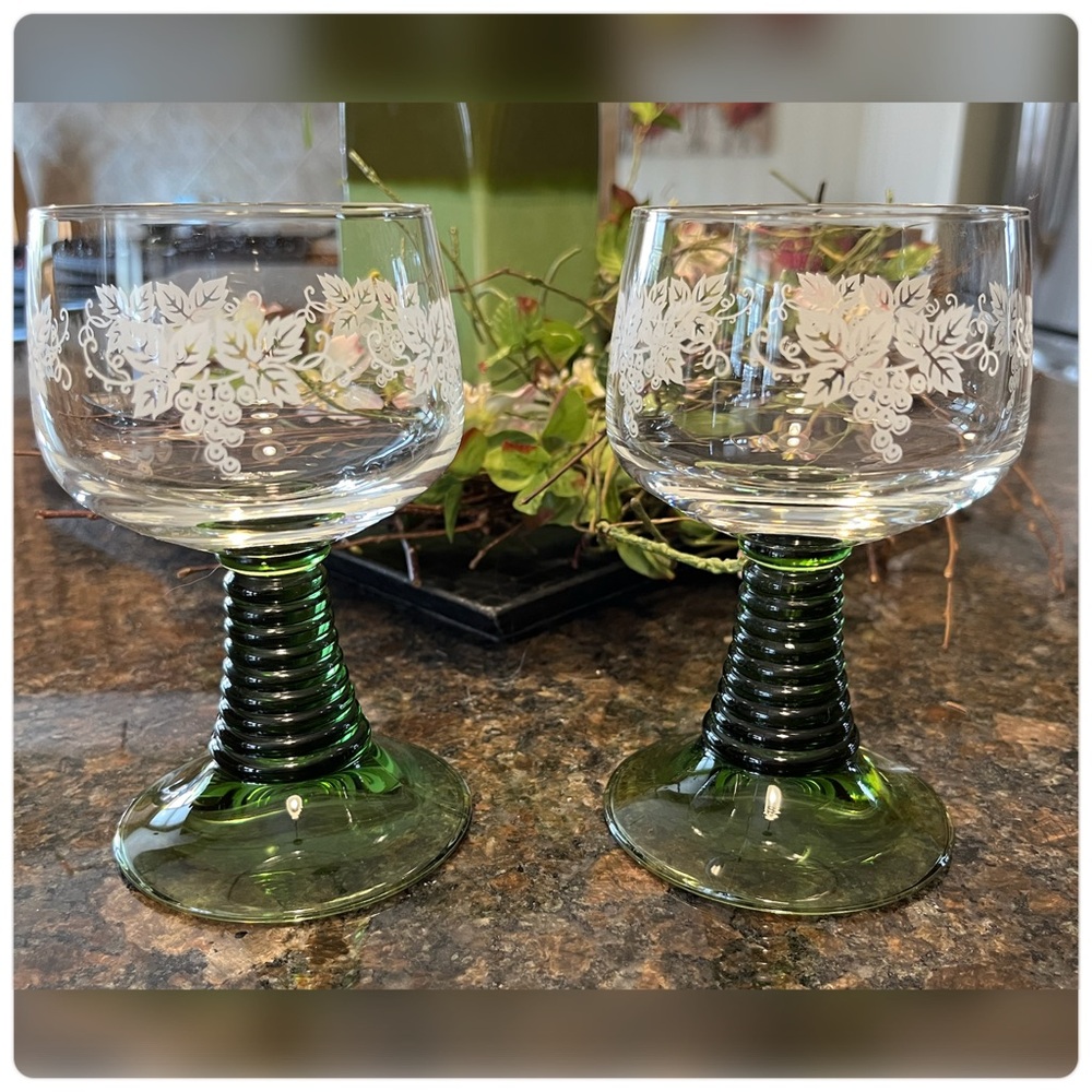 Luminarc-Vtg. Green Beehive Stem W/ Etched Grapes Wine Pair.